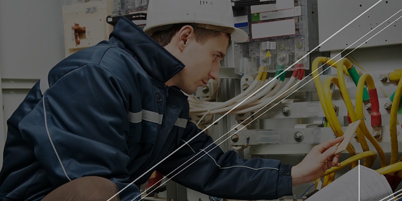 Ihre Karriere als Elektrotechniker mit der ROCKSOLID Personalvermittlung planen Elektrotechniker überprüft Arbeitsanweisungen vor Anlage