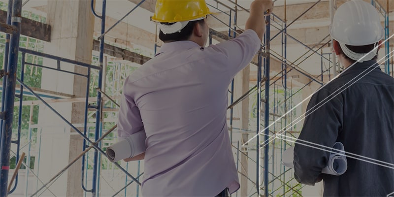 Ihre Karriere in der TGA mit der ROCKSOLID Personalvermittlung planen Bauplaner bespricht sich auf Baustelle mit Techniker